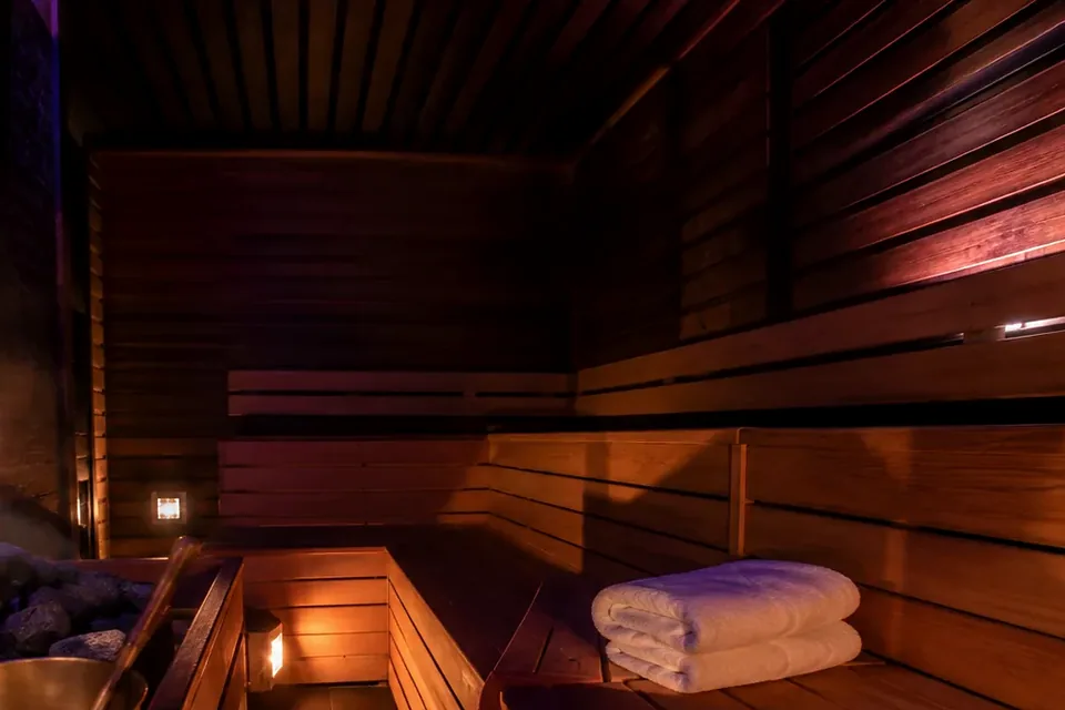 Elena Masaj Salonu, Esenler — sauna iç görünüm, ahşap ve ışık